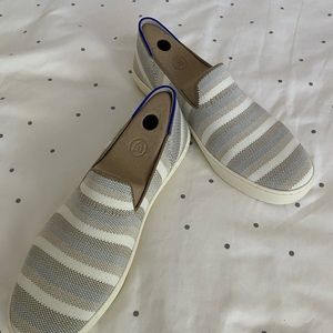 Rothy’s NWT Women’s Sneaker in current seasonal Golden Stripe size 9.5.